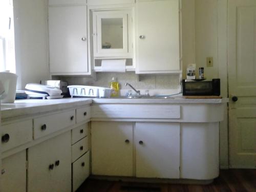 CanoraCanora Vacation Home的厨房配有白色橱柜和水槽