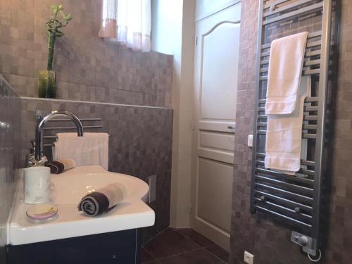 卡普戴尔异国花园公寓酒店的一间带水槽和镜子的浴室