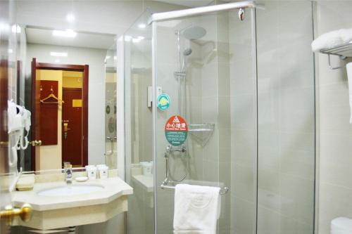Jiangning格林豪泰江苏省南京市空港开发区将军大道快捷酒店的一间带玻璃淋浴和水槽的浴室