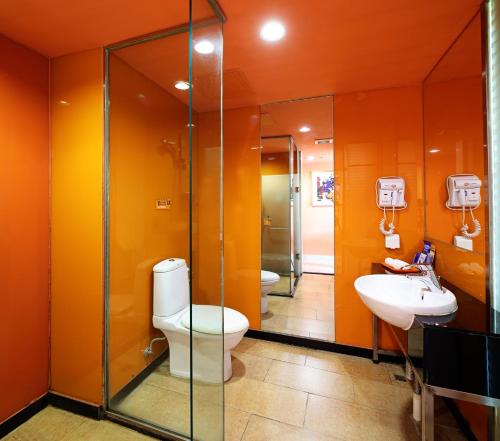 广州广州岭南佳园连锁酒店 - 沿江东店的浴室配有2个盥洗盆、卫生间和淋浴。