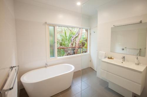 克莱尔克莱尔谷磨房公寓的白色的浴室设有浴缸和水槽。