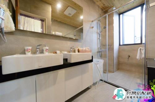 埔里埔里民宿‧圓舞曲的一间带两个盥洗盆和淋浴的浴室