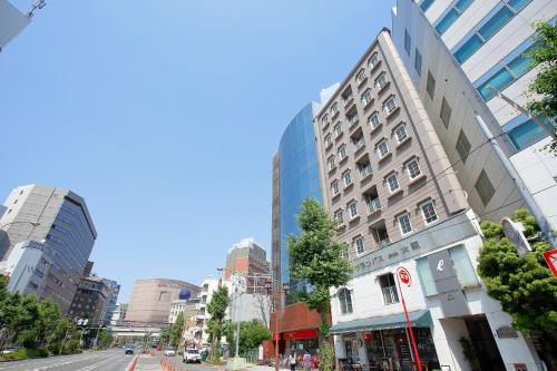 大阪大阪鲸酒店的城市街道上高大的建筑