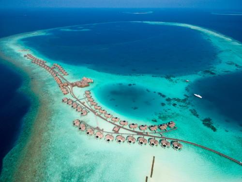 汉纳梅杜岛康斯丹马尔代夫哈拉薇莉度假酒店的海洋中的一个岛屿,有一个度假胜地