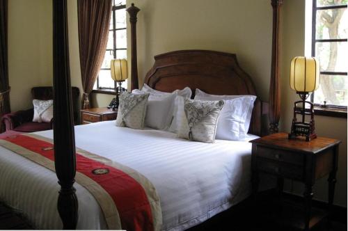 上海凯文之家的卧室配有一张带白色床单和枕头的大床。