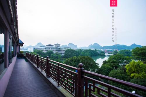 桂林桂林榕湖静观茗楼度假酒店（榕湖美景）的享有河流和山脉美景的阳台。
