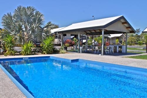 巴卡尔丁巴尔卡丁国家汽车旅馆的一个带凉亭的大型蓝色游泳池