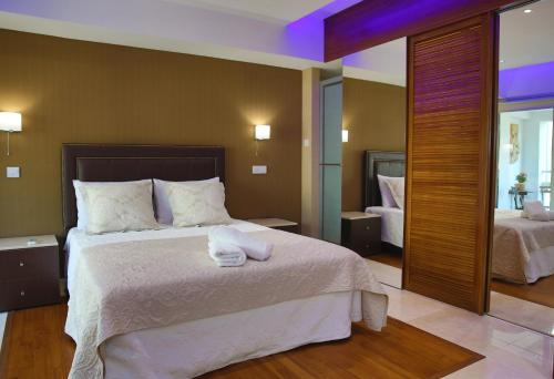 尼科西亚Sofouli Suites的一间卧室配有一张带白色床单的大床
