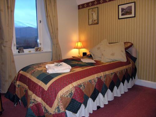 史宾桥哈克纳波班农场酒店的一间卧室配有床,床上装有被子
