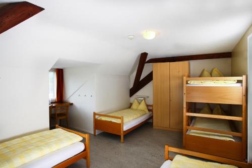 楚格埃克斯坦旅馆的一间带两张双层床的卧室和楼梯