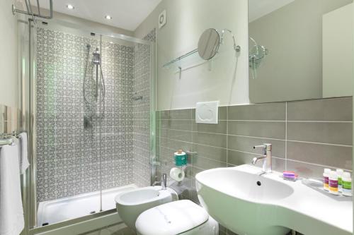 索伦托帕拉佐塔索酒店的一间带水槽、卫生间和淋浴的浴室