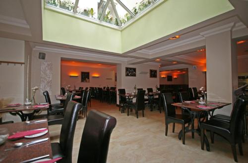 韦克菲尔德约克别墅酒店的餐厅内带桌椅的用餐室