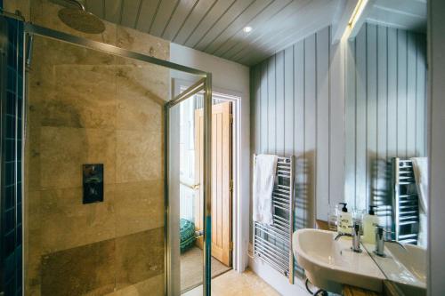 伦敦库尔佩珀酒店的一间带水槽、淋浴和镜子的浴室