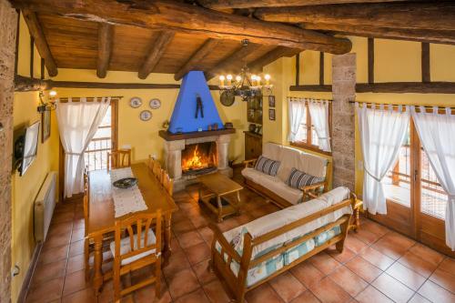 贝塞特Casa El Mirador的享有带壁炉的客厅的顶部景致。