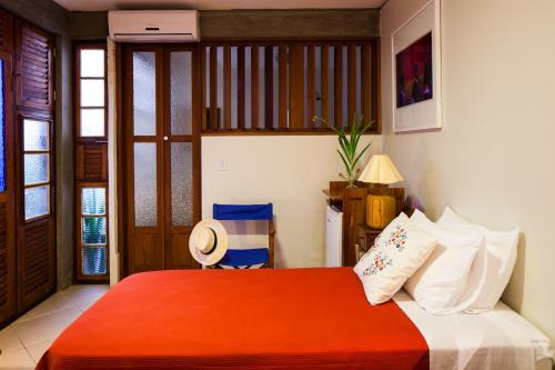 萨尔瓦多卡萨达维多利亚旅馆 的一间卧室配有一张带橙色毯子的床