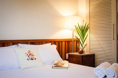萨尔瓦多卡萨达维多利亚旅馆 的一间卧室配有一张床,上面有一本书