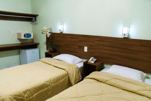 贝伦贝伦索夫特酒店的一间卧室配有两张床和床头板