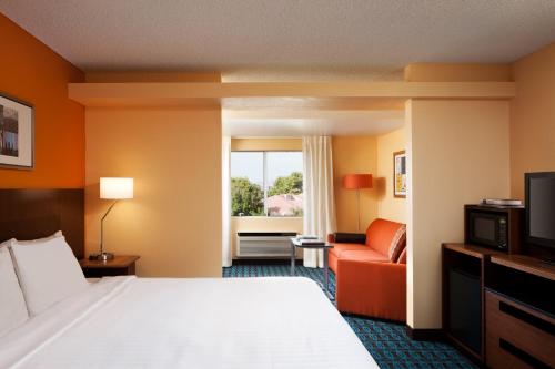 凤凰城卡尔森江山旅馆 - 凤凰城机场的酒店客房,配有床和沙发
