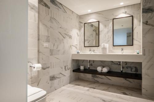 海法金冠酒店的一间浴室