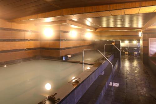 神户神户港湾塔酒店的设有一个大型游泳池,