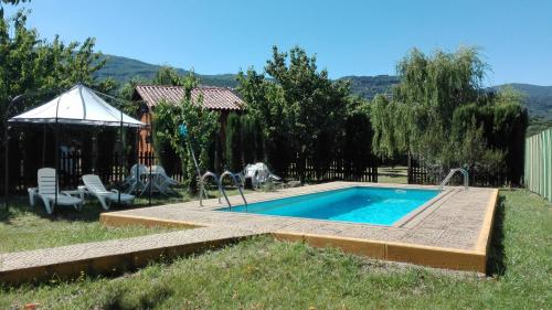 Rebollar厄尔林孔德尔赫尔特乡村公寓酒店的一个带围栏的院子内的游泳池