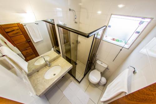塞古罗港Residencial Portinari LTDA的一间带水槽、淋浴和卫生间的浴室