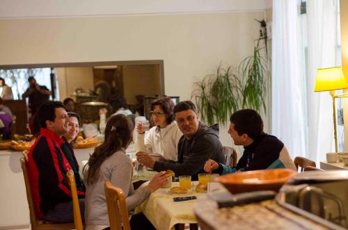 圣达菲Hotel Bertaina的一群人坐在桌子旁