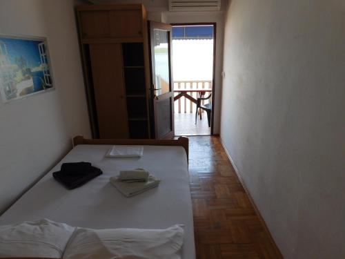 德雷斯Apartments Kalafatović的一间卧室配有一张床,享有海景