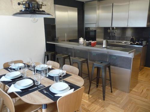 维罗纳Casa Spinetta Malaspina - Verona Apartments的一间带桌椅的用餐室和一间厨房