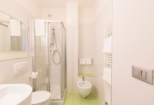利尼亚诺萨比亚多罗的里雅斯特玛瑞酒店的白色的浴室设有卫生间和水槽。