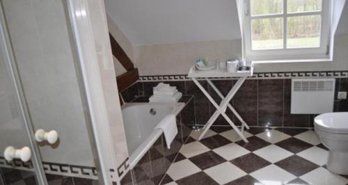 迪尔贝克昂斯姆豪弗旅馆的带浴缸、盥洗盆和卫生间的浴室