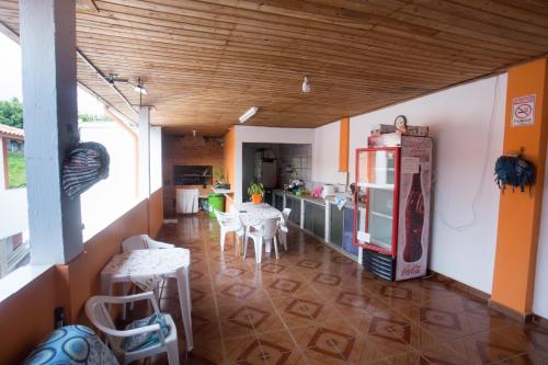 博伊图瓦布提图旅舍的厨房配有冰箱和桌椅