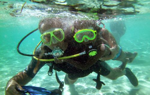 蓬塔露奇亚Corales Punta Rusia的水中戴眼镜和潜水员的人