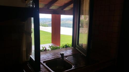 罗萨诺Villa Greco的厨房水槽,享有窗户的景色