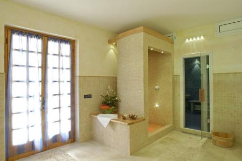 维拉诺瓦达尔本加科瑞尤娜沃尔特露营酒店的带淋浴和盥洗盆的浴室以及窗户。