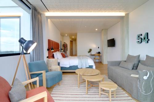 雅典雅典可可玛特酒店的客厅配有沙发和1张床