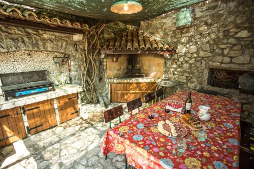 PliskovicaRozina Vacation House的石头房里带桌子的厨房