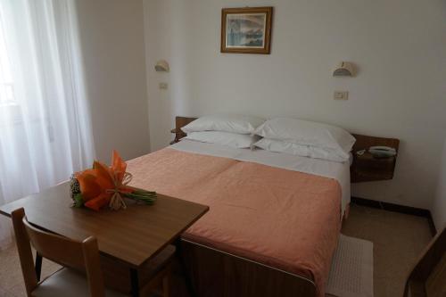 加比切马莱Hotel Aurora的一间小卧室,配有一张床和一张桌子