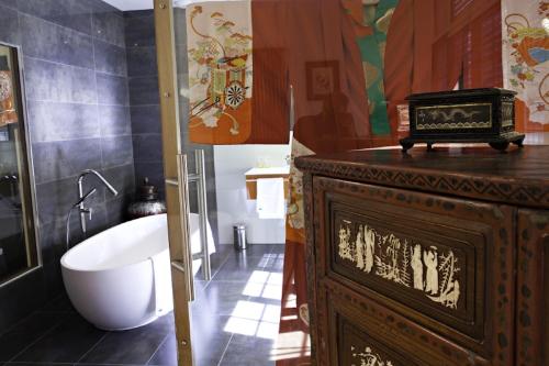 罗亚拉贝尔米尼尔酒店的带浴缸、卫生间和盥洗盆的浴室