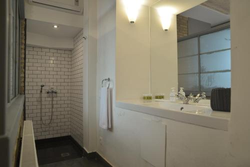 雅典当代雅典度假屋的白色的浴室设有水槽和镜子