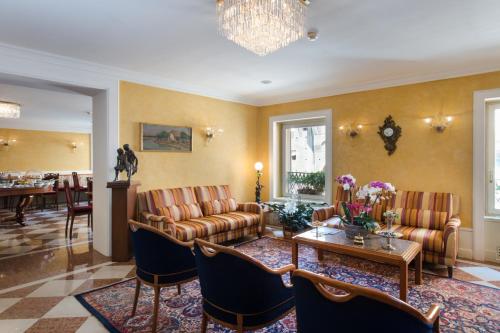博洛尼亚欧若罗吉奥艺术酒店的带沙发和桌子的客厅