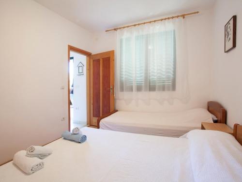 尼亚卢卡久布斯特公寓的一间卧室设有两张床和窗户。