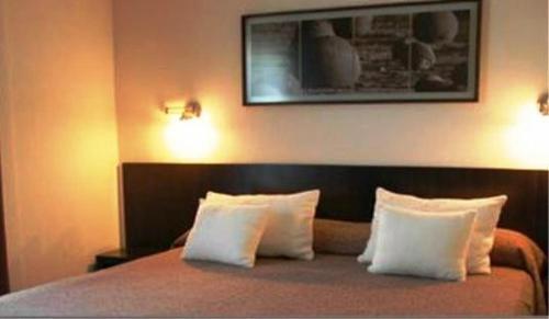 圣胡安省际大酒店的配有两张白色枕头的床的酒店客房