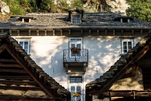 ComolognoPalazzo Gamboni Swiss Historic Hotel的带阳台和天空的房子