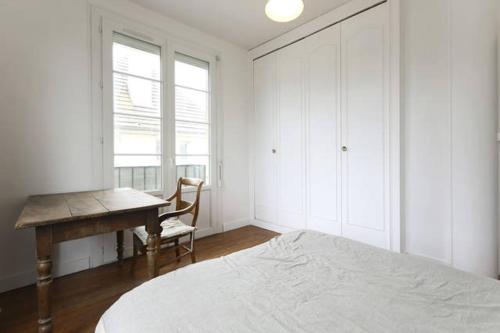 克雷伊Chambres meublées chez l'habitant dans appartement proche gare sncf的卧室配有一张床、一张书桌和窗户。
