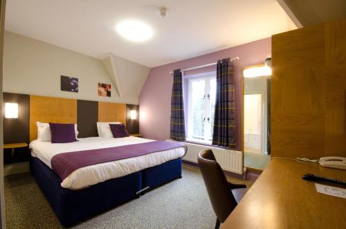 汤顿哈顿科纳别墅酒店的酒店客房设有床和窗户。