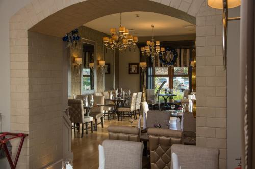 库特希尔埃里格尔田园酒店的一间带桌椅和吊灯的用餐室