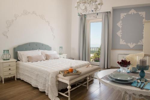 奥斯图尼Biancadamare的一间卧室配有一张床和一张桌子,并提供一个食品托盘