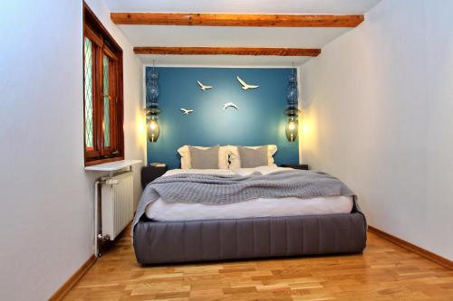 康斯坦茨康斯坦斯公寓的一间卧室设有一张蓝色墙壁的大床
