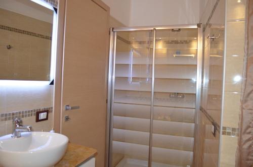 罗伊拉吉玛住宿加早餐旅馆的一间带水槽和玻璃淋浴的浴室